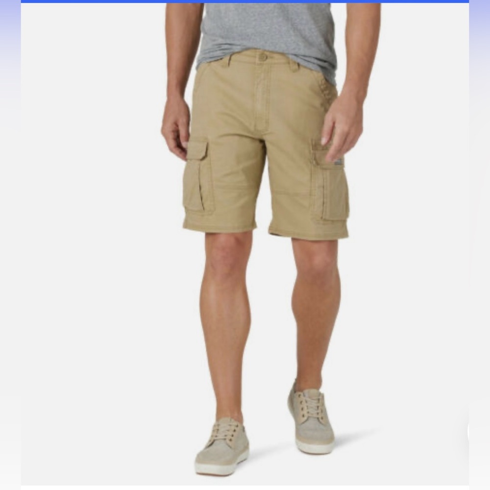 Wrangler men’s size‎ 34 relax fit cargo shorts six pocket khaki color